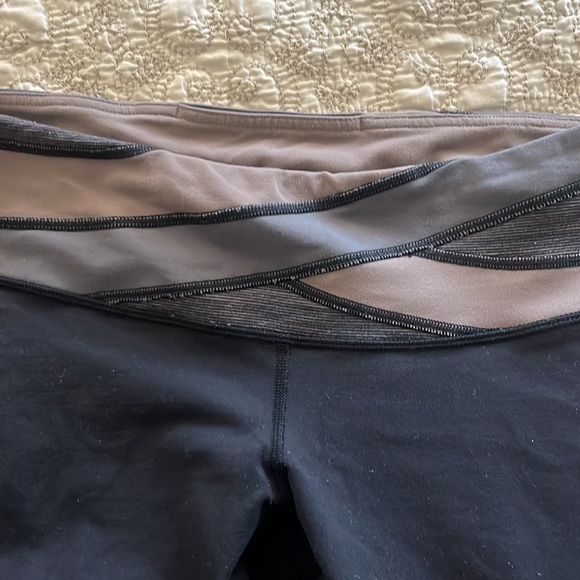 BLACK LULULEMON WUNDER UNDER CROPS - Picture 4 of 4